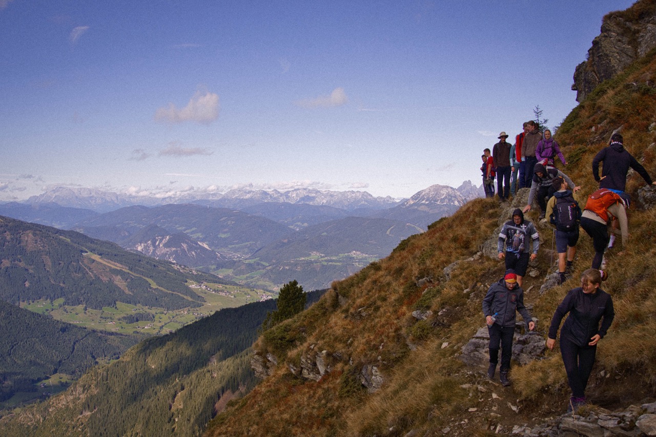 Leute besteigen einen Berg mit Panorama ausblick beim Jugendwochenende von GrowDeep
