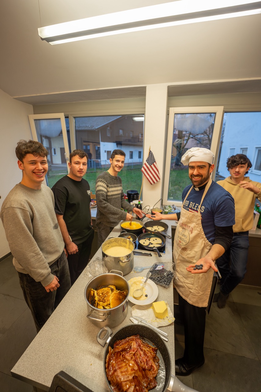 Pater Andrew kocht Pancaces bei einem GrowDeep Wochenende in der Küche