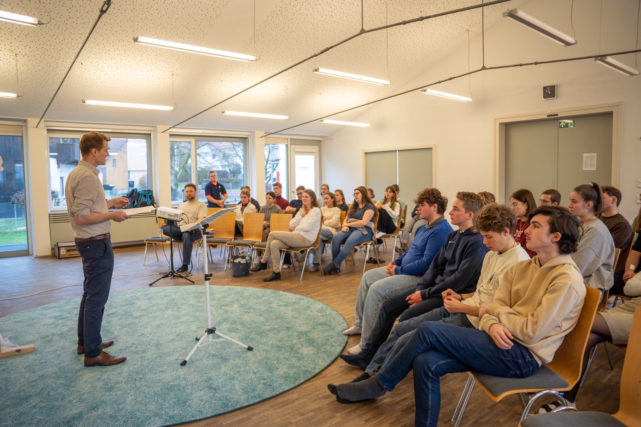 Josef Irl hält bei einem Jugendwochenende einen Vortrag vor GrowDeep Jugendlichen.