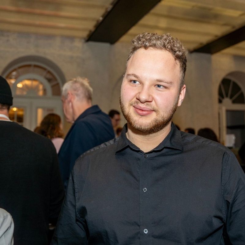 Profilbild von Tobias Huber im schwarzen Hemd