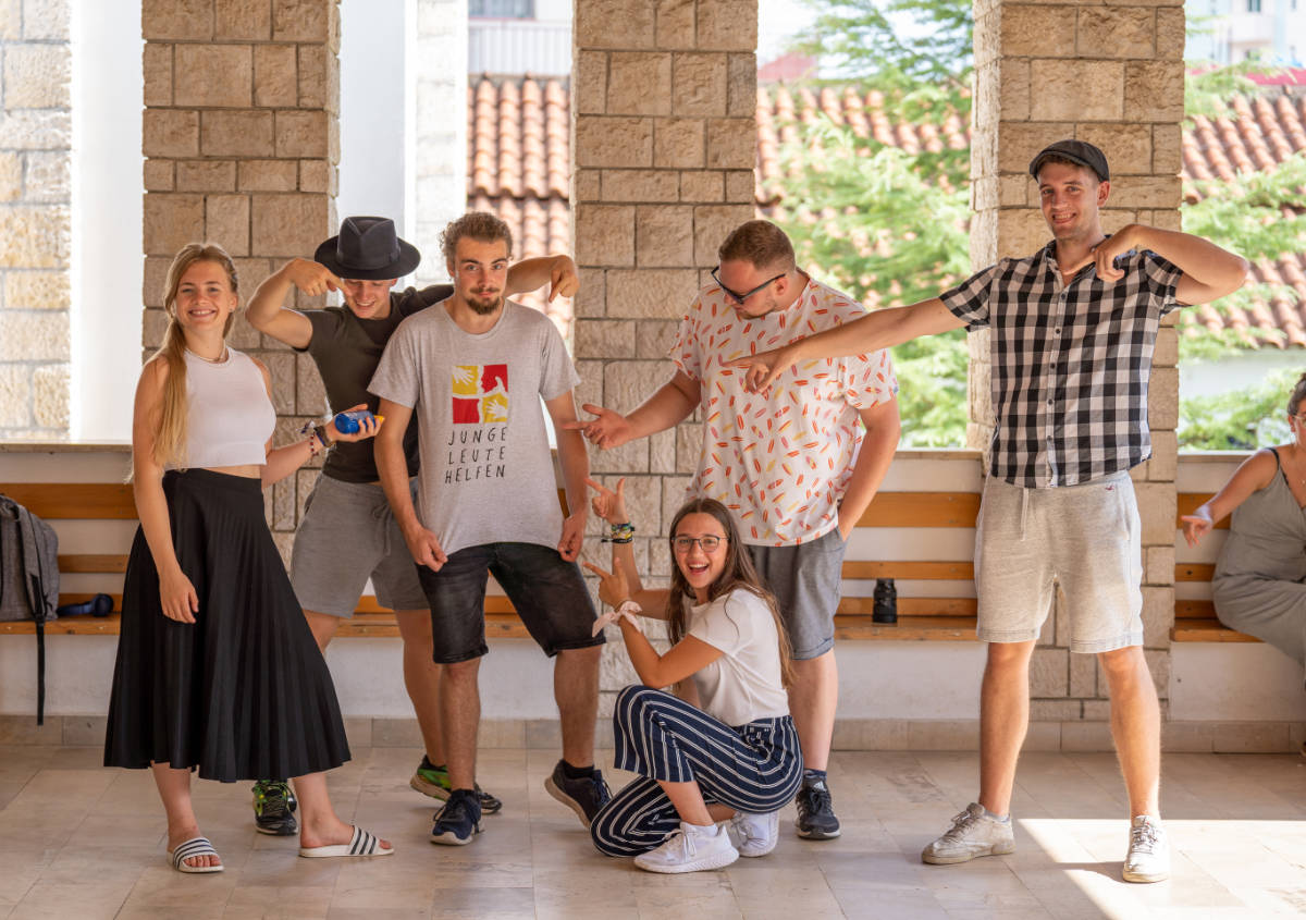 Junge Leute Helfen Gruppe vom Regnum Christi mach ein lustiges Gruppenbild