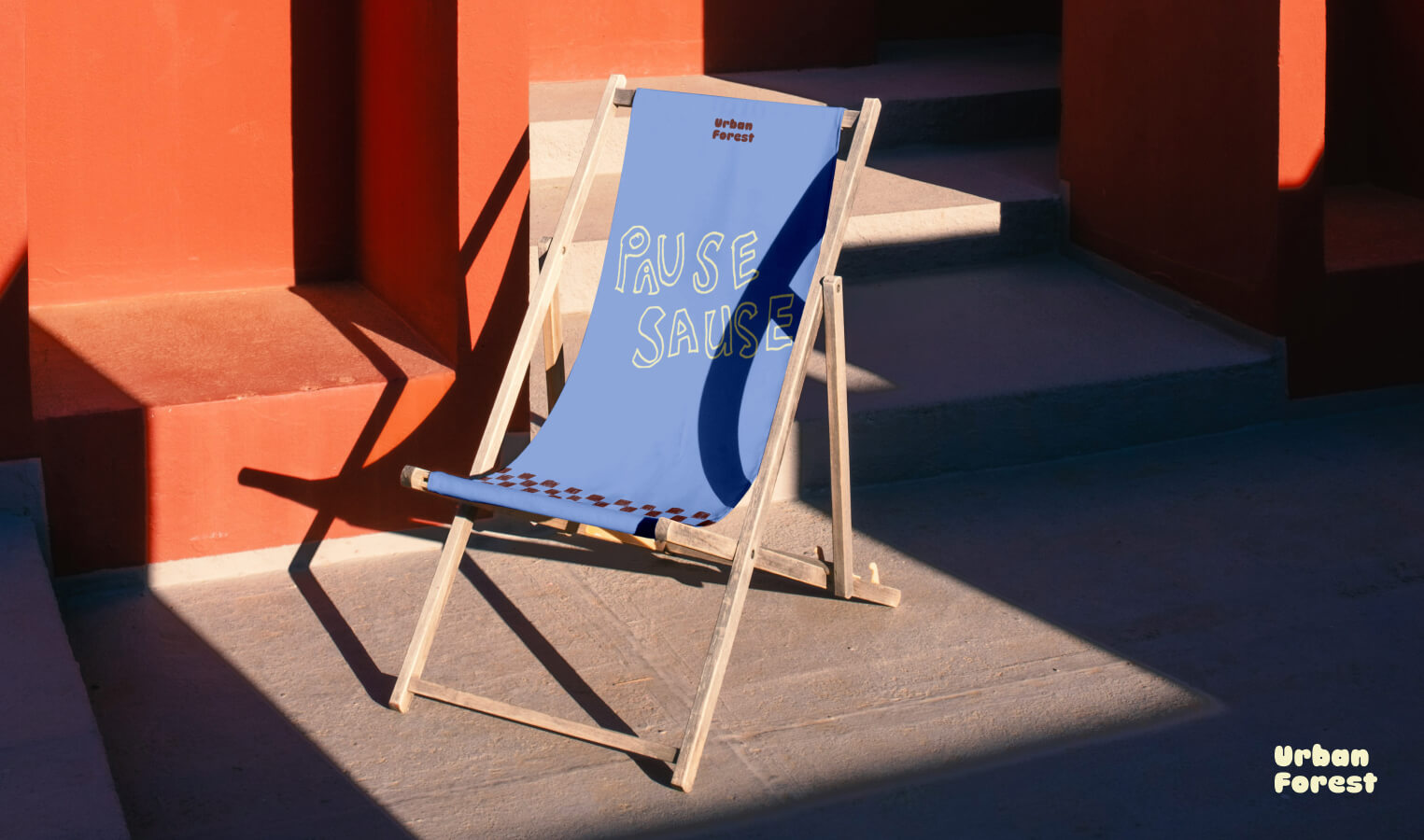 Liegestuhl mit der Aufschrift "Pause Sause" im Urban Forest Familien Boutique Hotel 