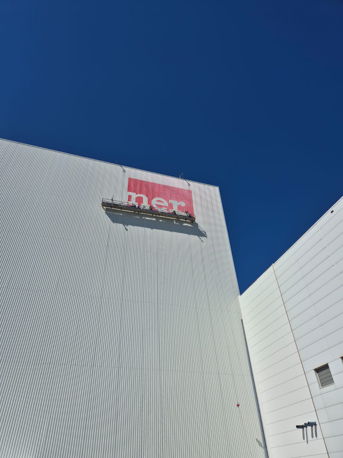 Gesamtansicht der rund 55 Meter hohen Höffner-Fassade mit neuem Schriftzug