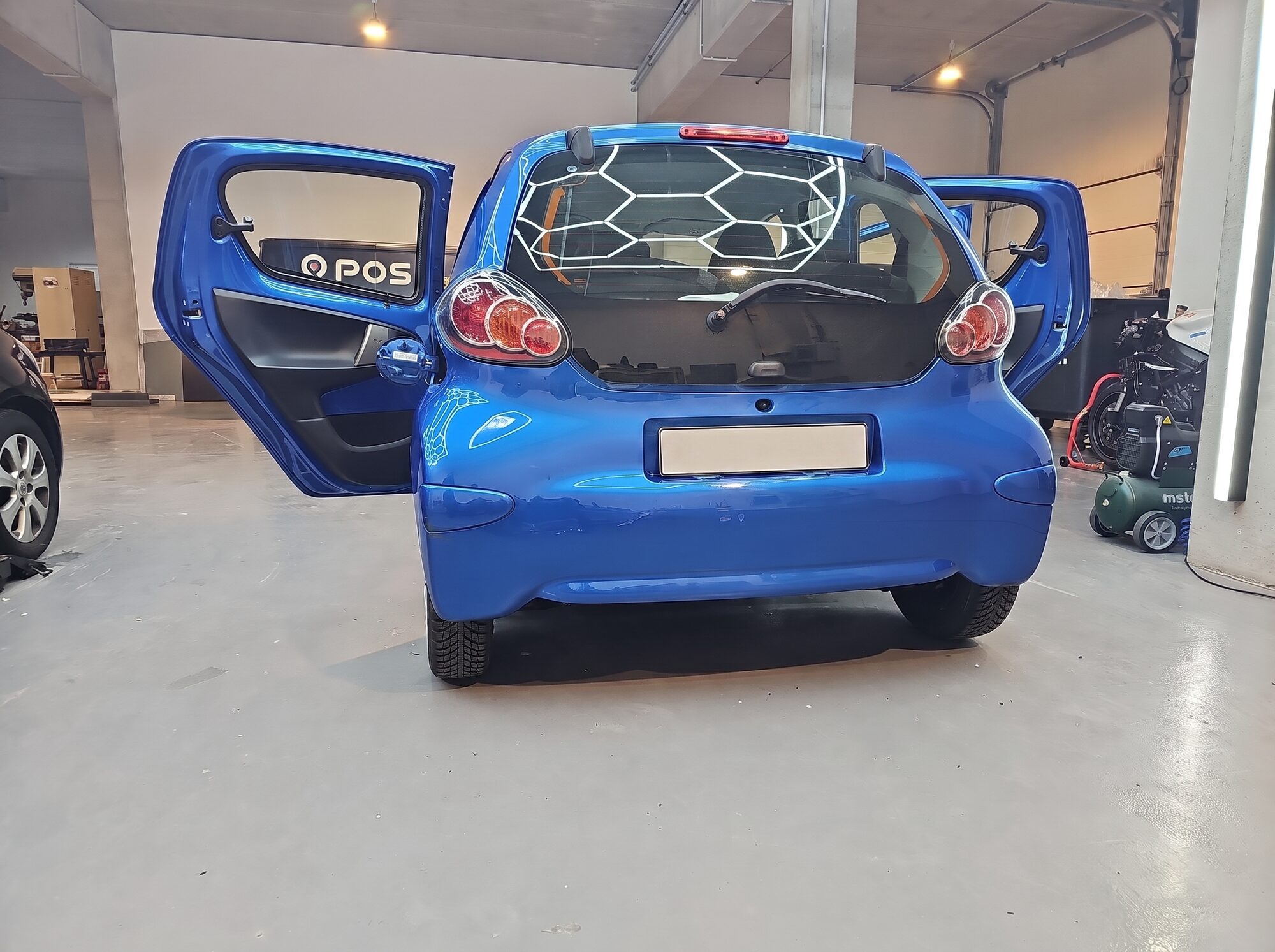 Vorher: Toyota Aygo im blauen Originallack, Heckansicht vor der Folierung