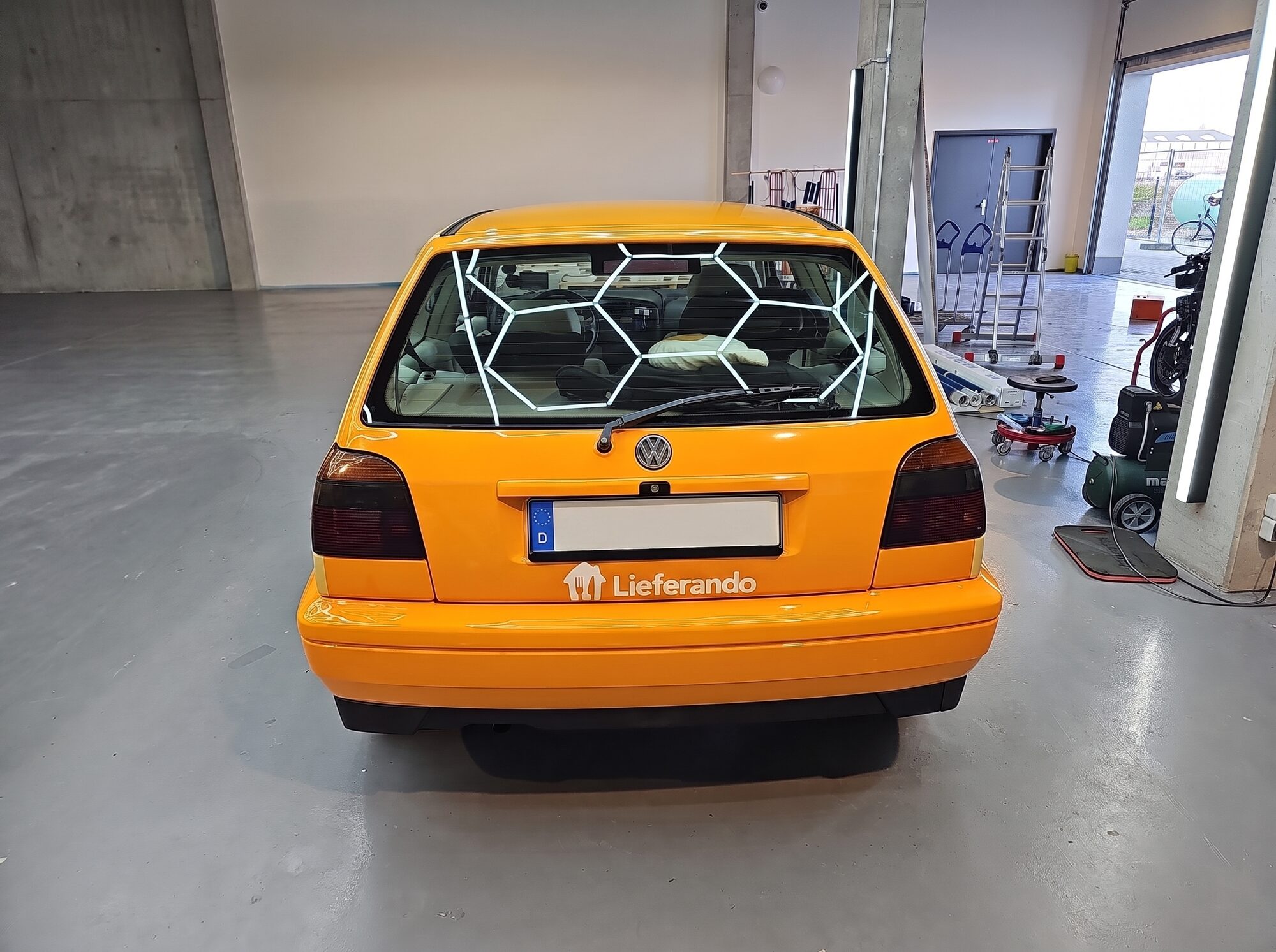 VW Golf mit Lieferando-Heckgestaltung nach der Vollfolierung