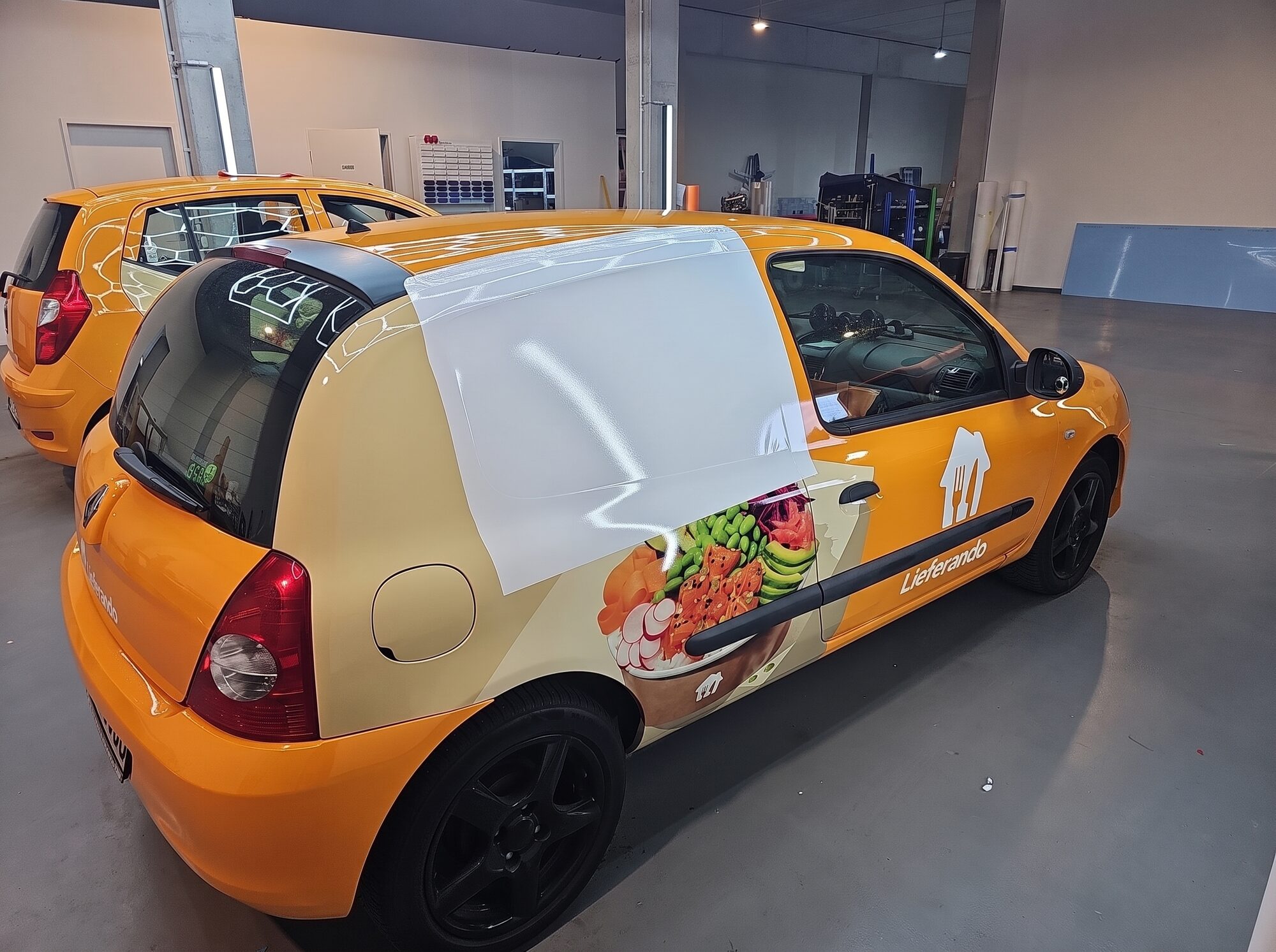 Folienbahn wird am Heck eines Renault Clio angelegt