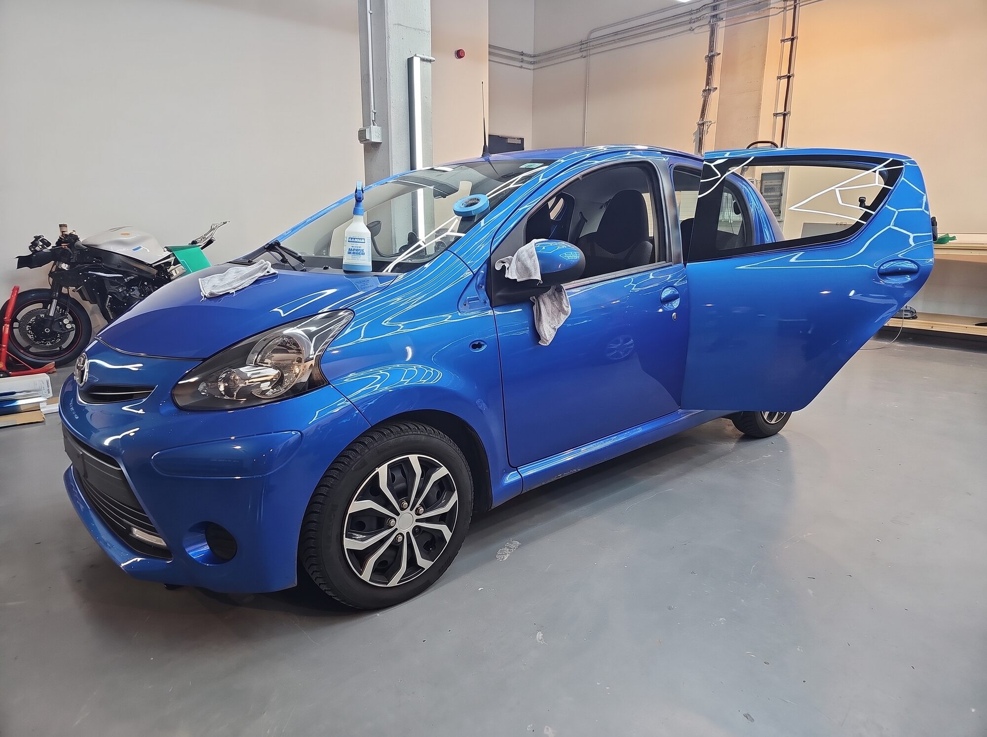 Vorher: Toyota Aygo im blauen Originallack wird für die Folierung vorbereitet