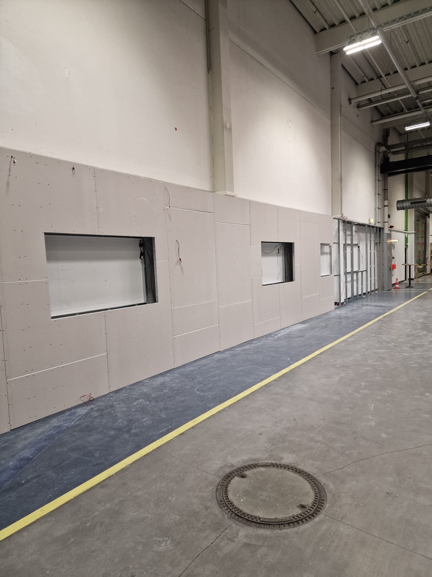 Beplankte Trockenbauwand mit Aussparungen für die Monitore