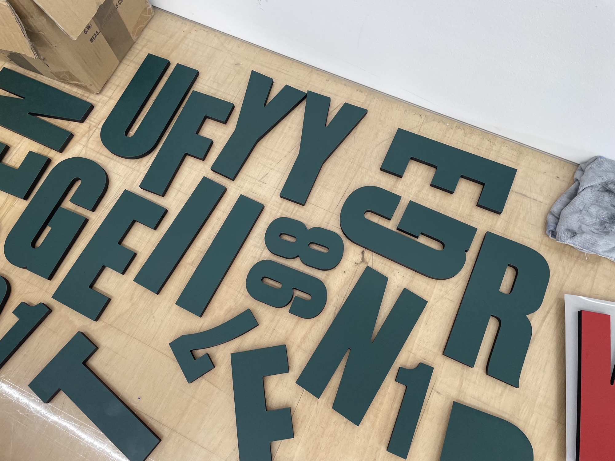 3D-Buchstaben und Jahreszahlen für den Zeitstrahl vor der Montage