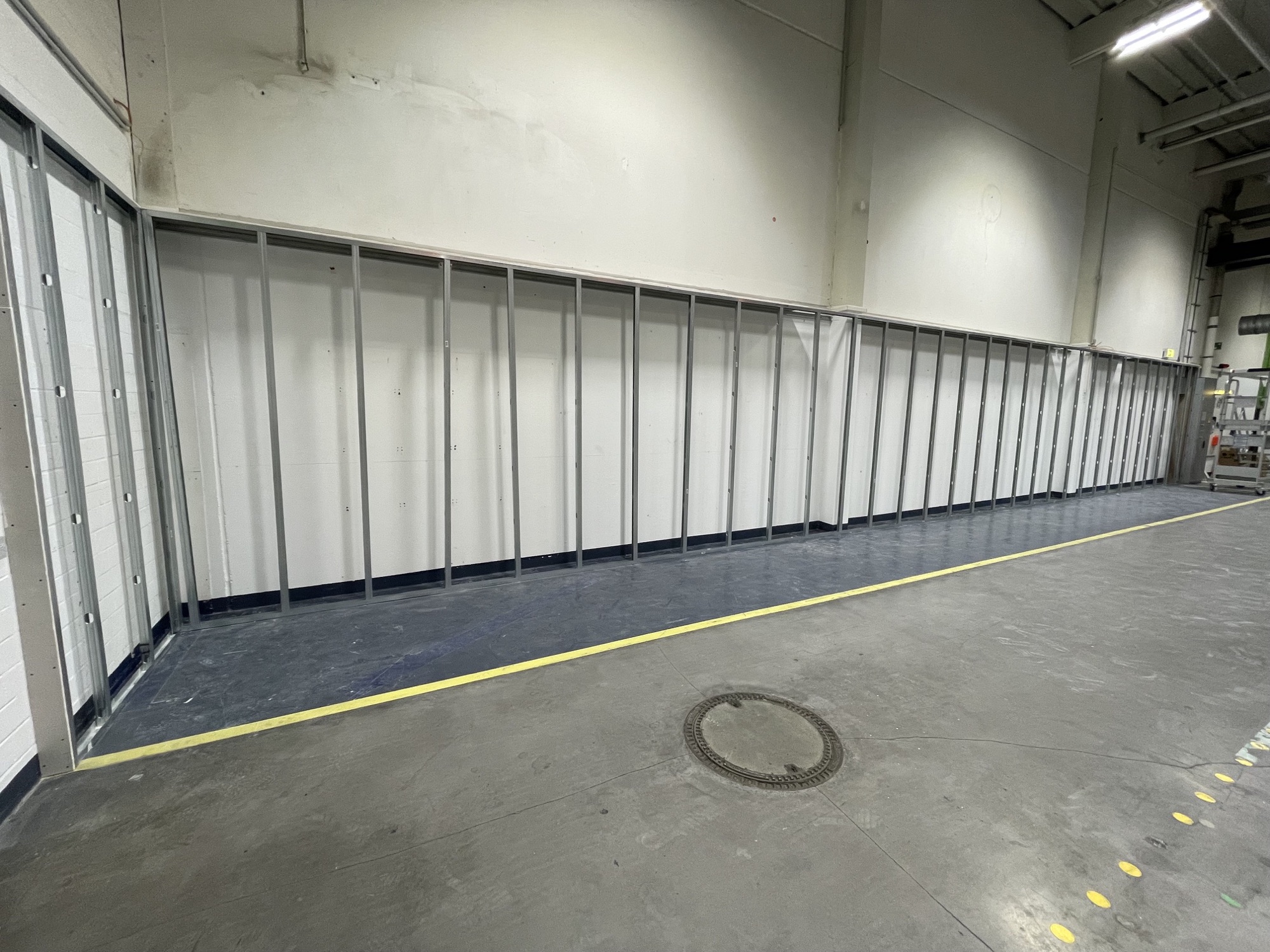 Ständerwerk für die Showwand über die ganze Länge des Hallengangs