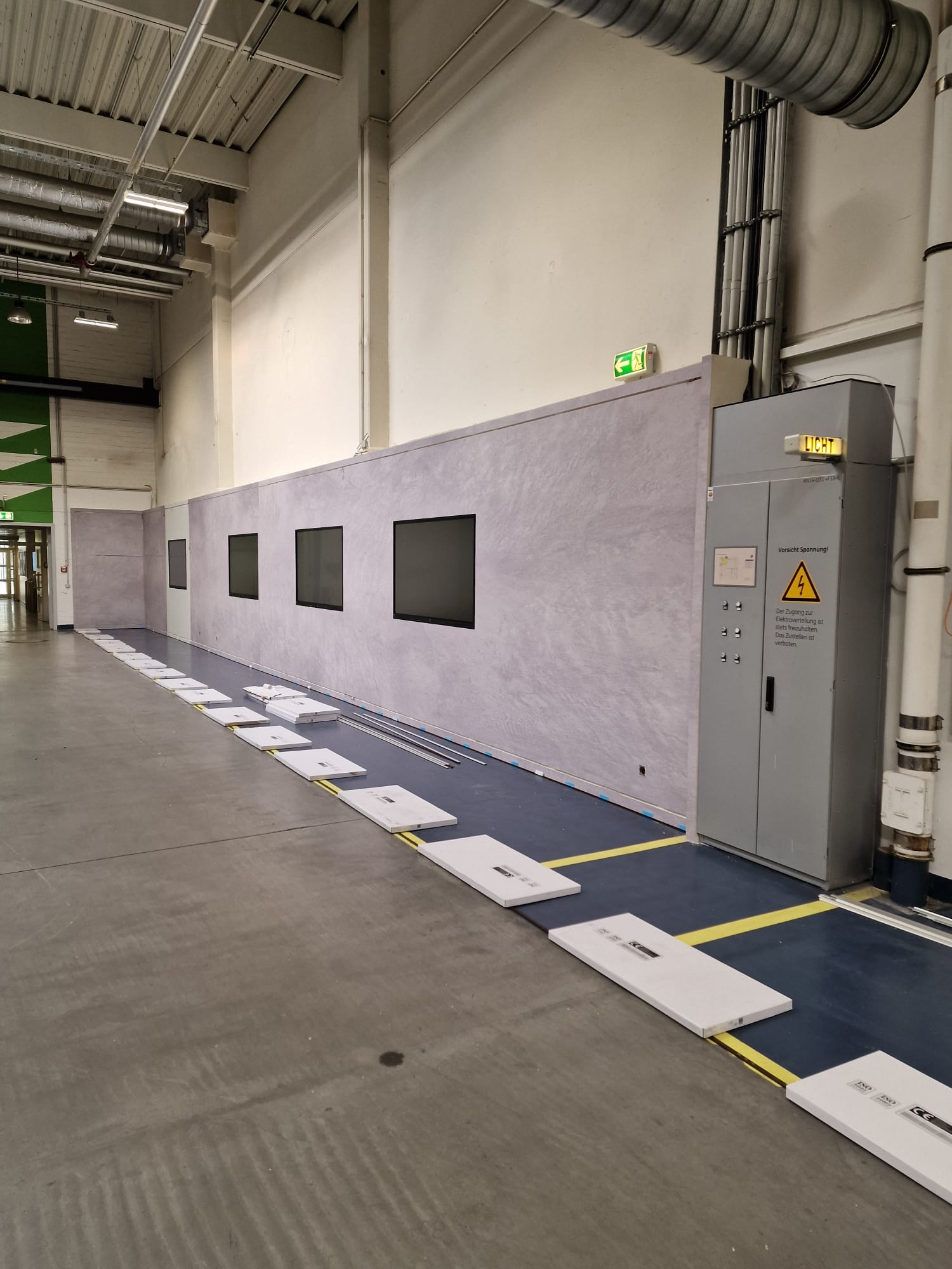 Bodenbelag und Wand in Betonoptik über die gesamte Länge