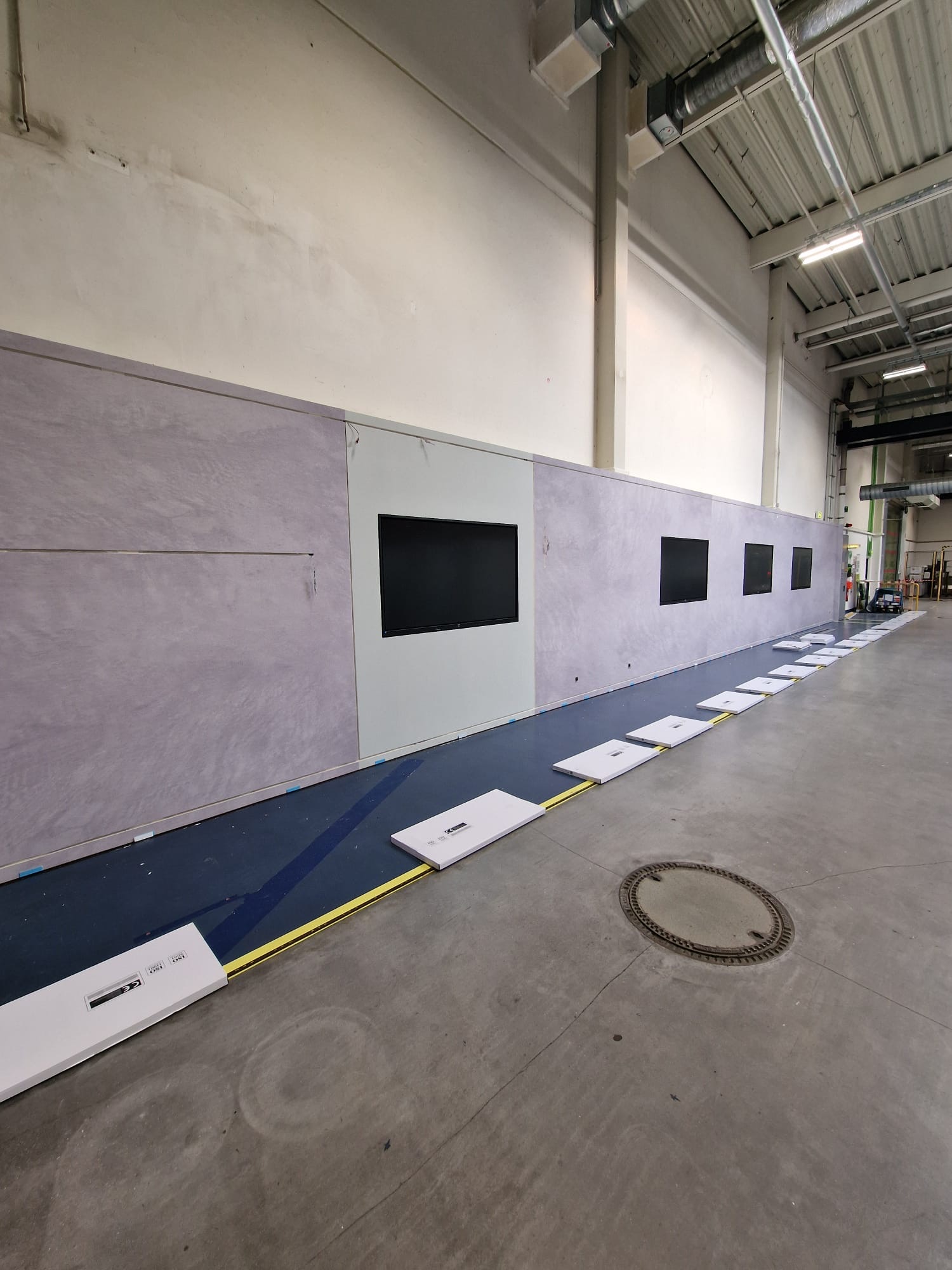 Neuer Bodenbelag wird vor der Showwand verlegt