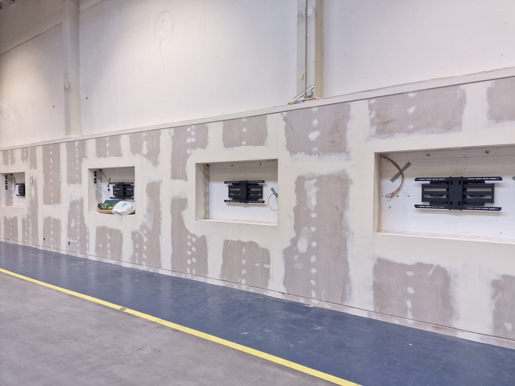 Aussparungen und Halterungen für die 75-Zoll-Touchmonitore in der Trockenbauwand