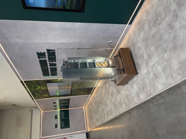 Beleuchtete Vitrine vor dem Claim Engineering the Future of Energy