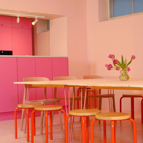 Friidu Studion pinkki keittiö ja iso ruokapöytä