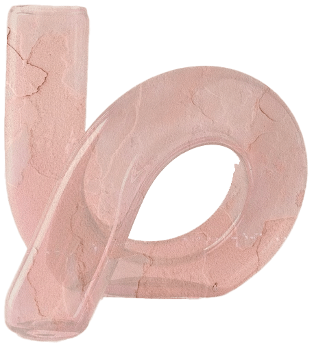 Lettre minuscule 'b' en verre rose translucide avec texture craquelée.