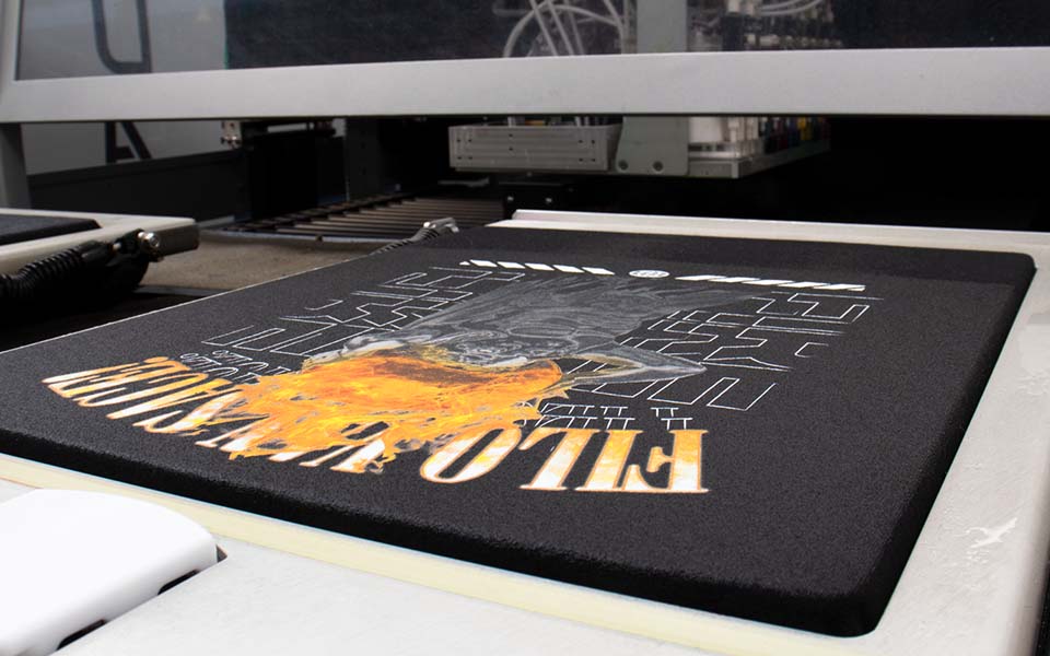 Frisch bedrucktes Shirt aus einem Digitaldrucker