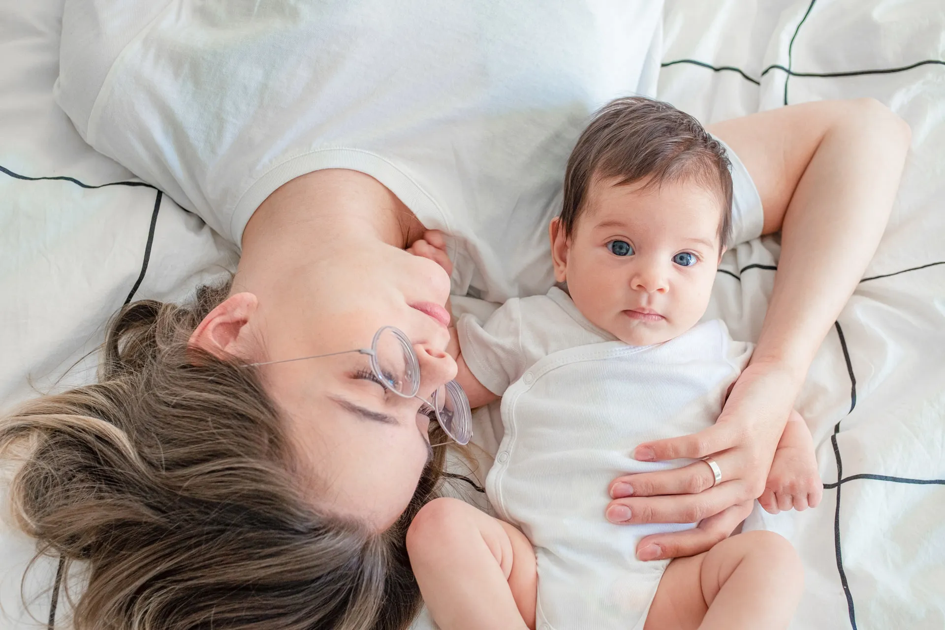 madre cansada y con sueño, bebé recién nacido