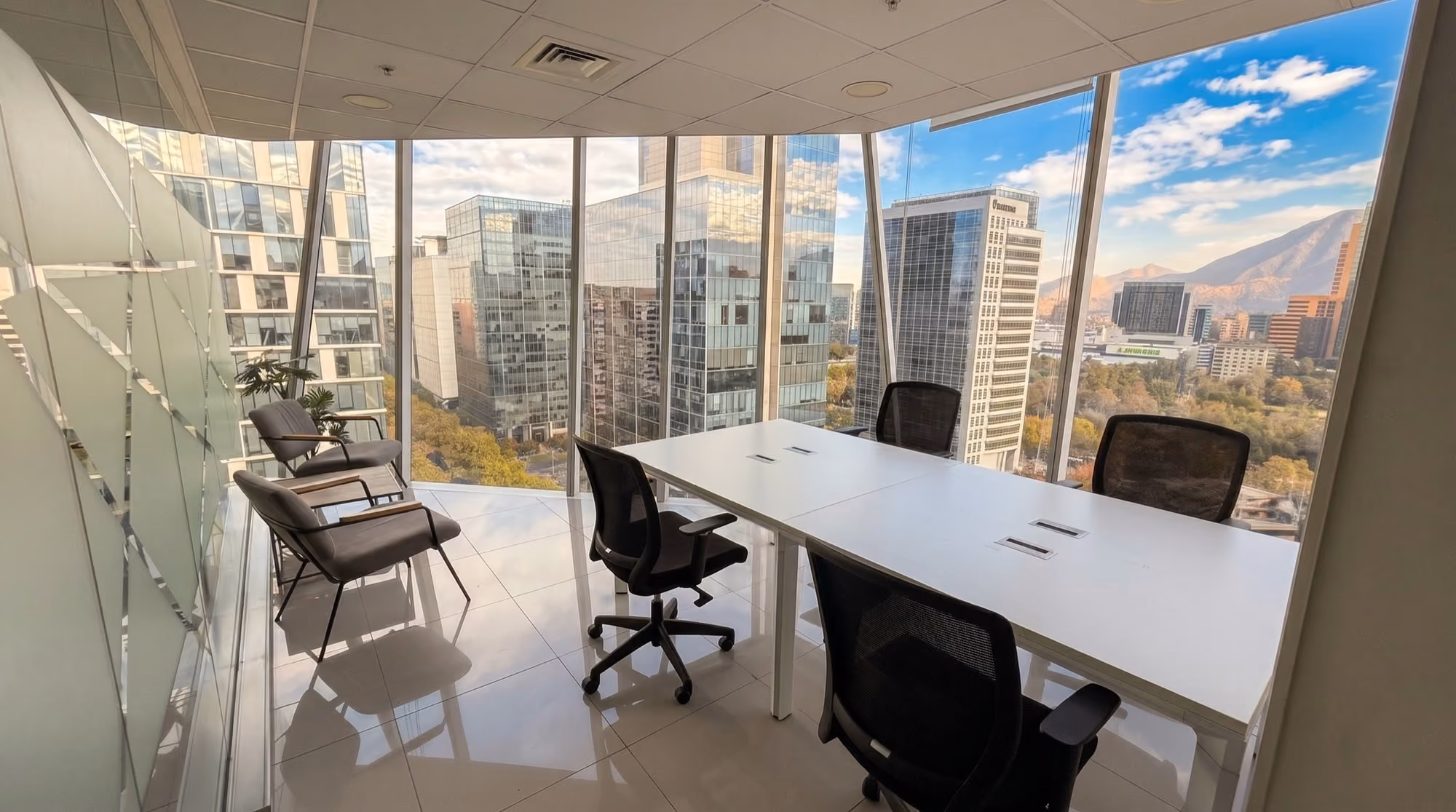 Sala de reuniones de NSS con vista a Las Condes