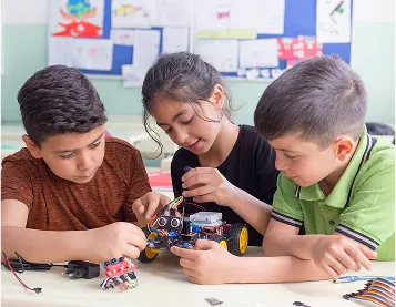 Rangatahi building a robotics project together