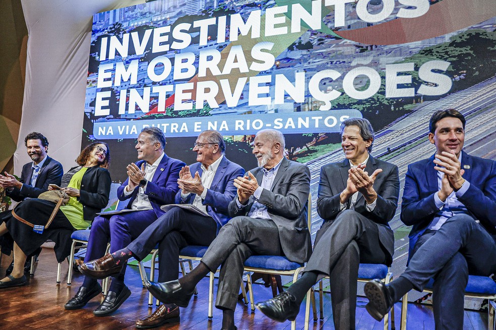 Lula (PT) e comitiva participam de anúncio de investimentos em rodovias em São José dos Campos, SP — Foto: Ricardo Stuckert/PR
