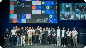 Das Lissi-Team gemeinsam mit anderen Gewinnern auf der Bühne bei der Preisverleihung der German EUDI Wallet Challenge vor einer Leinwand mit der Aufschrift „EUDI Wallet Prototypes“