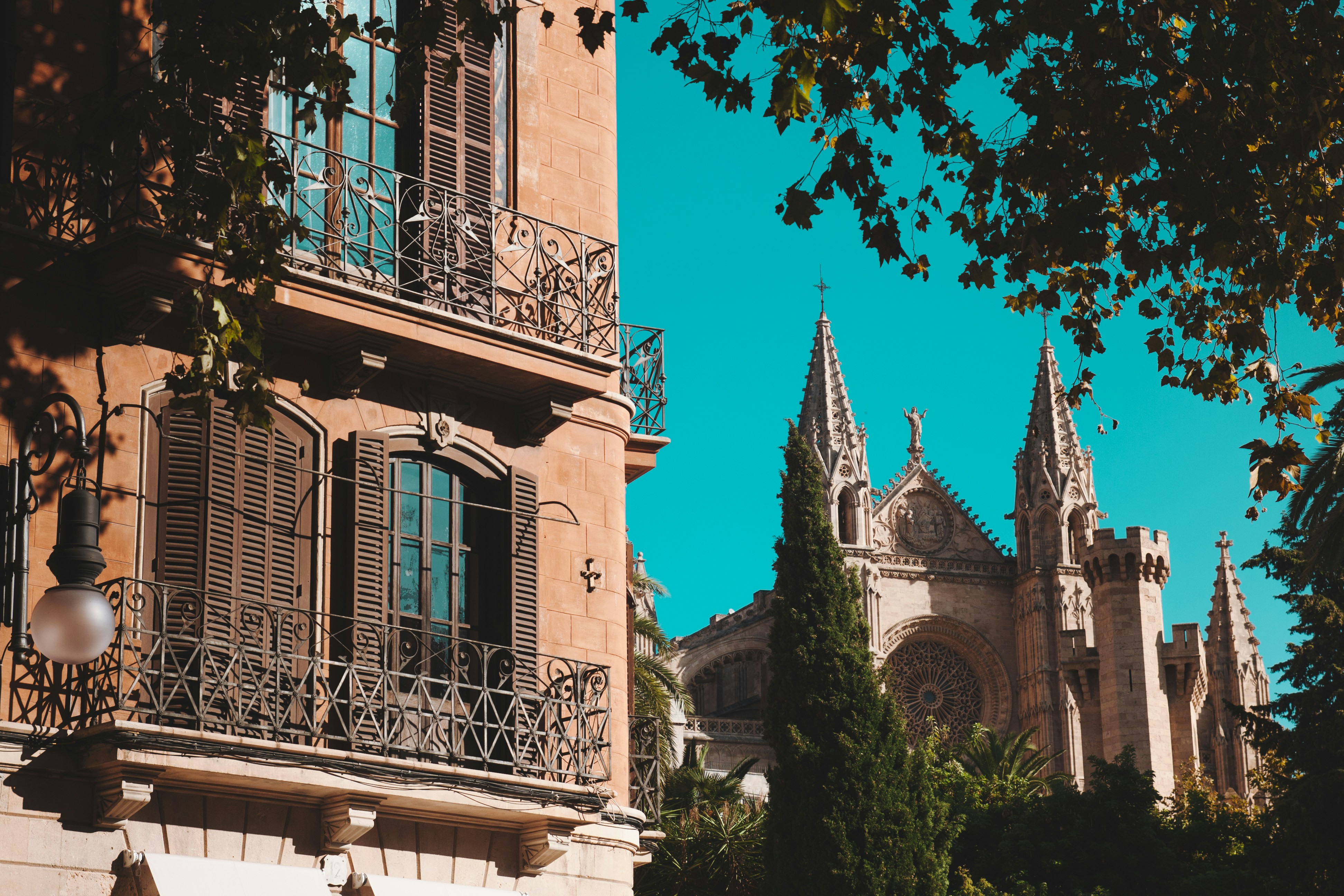 Performance Marketing Agentur Mallorca: Warum immer mehr Unternehmen ihre Ads von der Insel aus steuern