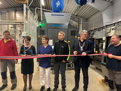 Dame sitter på kontorpult og jobber