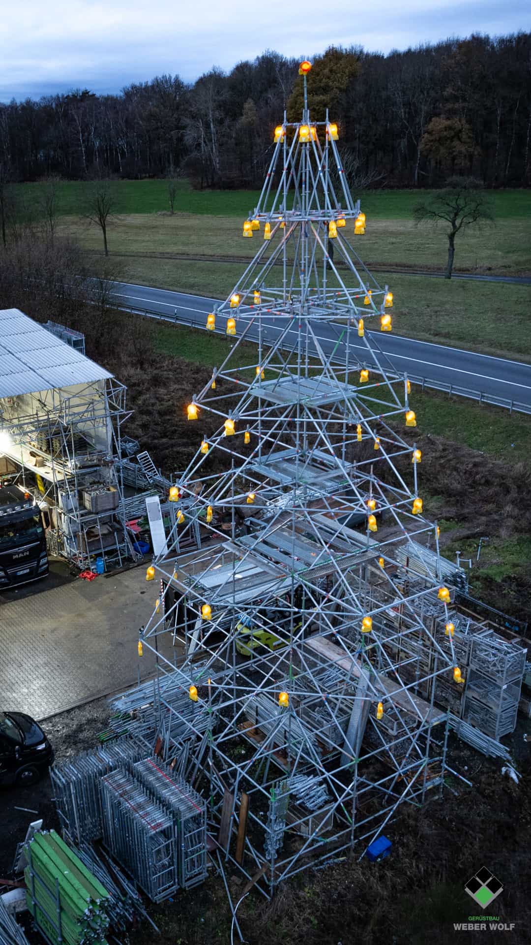 Aufnahme eines Weihnachtsbaum, gebaut aus Modulgerüst vom Weber Wolf Gerüstbau.