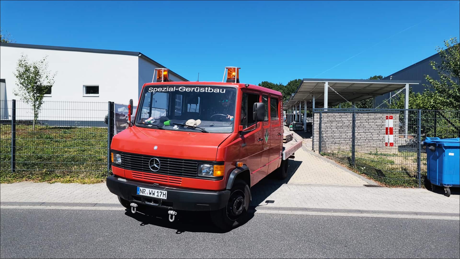 Spezial Gerüstbau Fahrzeug des Weber Wolf Gerüstbau auf dem Weg zu einem Einsatz im Gebiet rund um Köln, Bonn und dem Rhein Sieg Kreis.