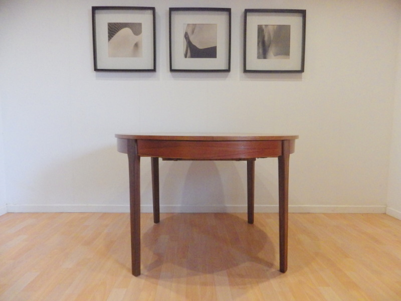 Table ronde design scandinave