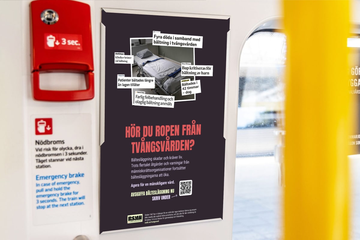 Affisch i en tunnelbana med budskap om tvångsvård, där rubriken lyder ”Hör du ropen från tvångsvården?” och uppmanar till att avskaffa bältesläggning.