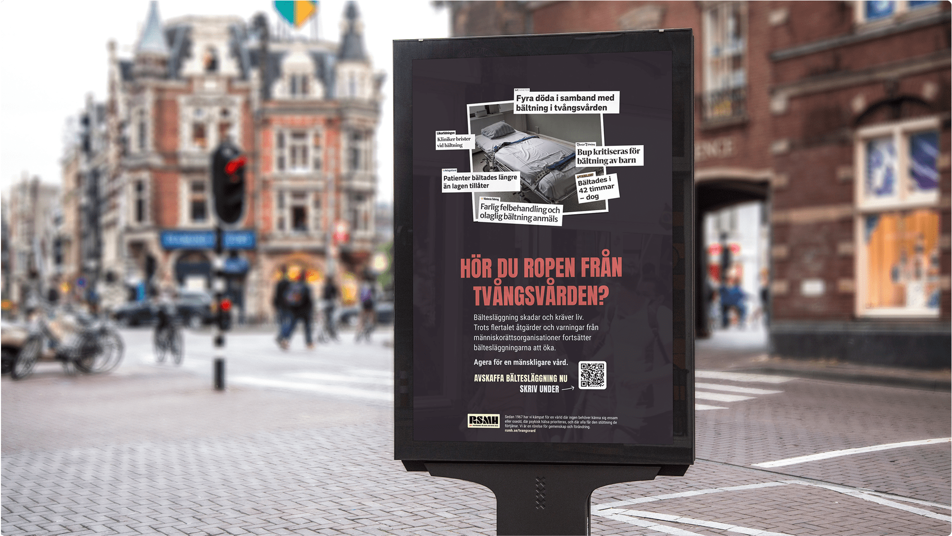 Affisch på en reklamskylt i stadsmiljö med budskapet ”Hör du ropen från tvångsvården?” som uppmanar till att avskaffa bältesläggning.
