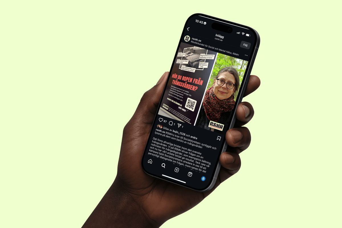 En hand håller en mobiltelefon som visar ett Instagram-inlägg från RSMH med kampanjbudskapet ”Hör du ropen från tvångsvården?”.