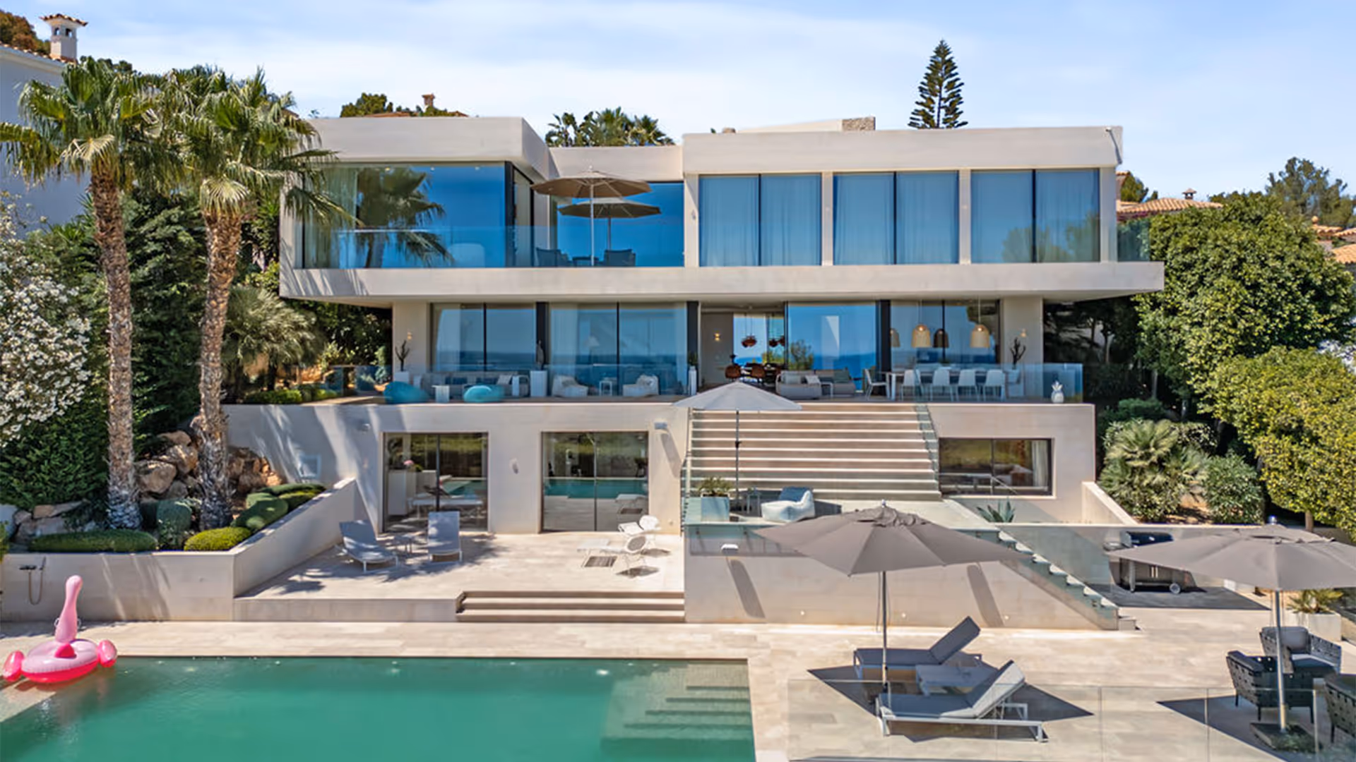Die Villa Alzina 11 in der Außenansicht. Vorne im Bild ist der Pool zu sehen.