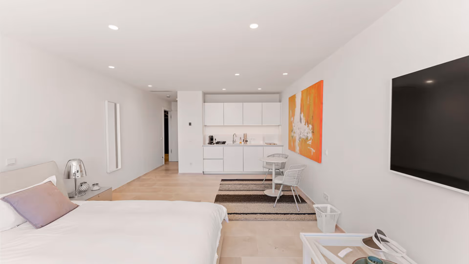 Apartment mit Küchenzeile.