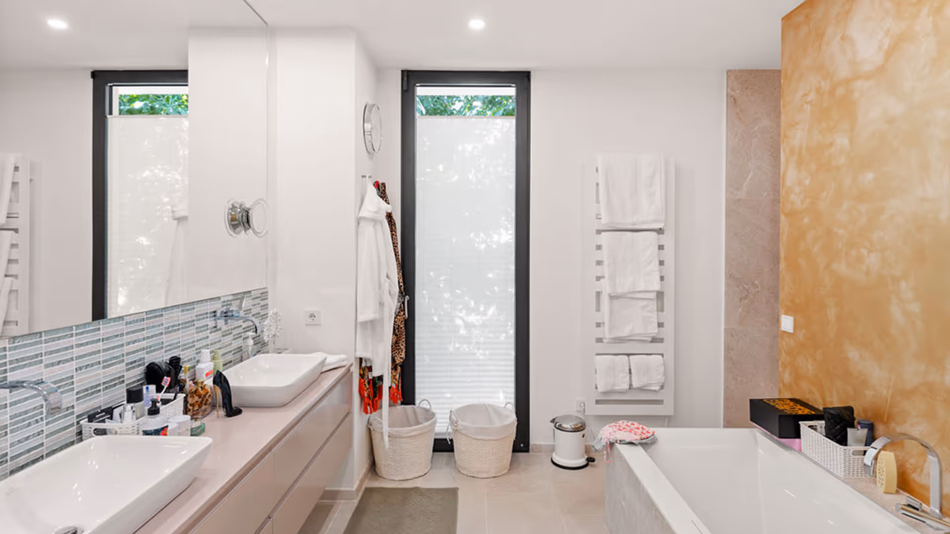 Großes Badezimmer mit Fenster.