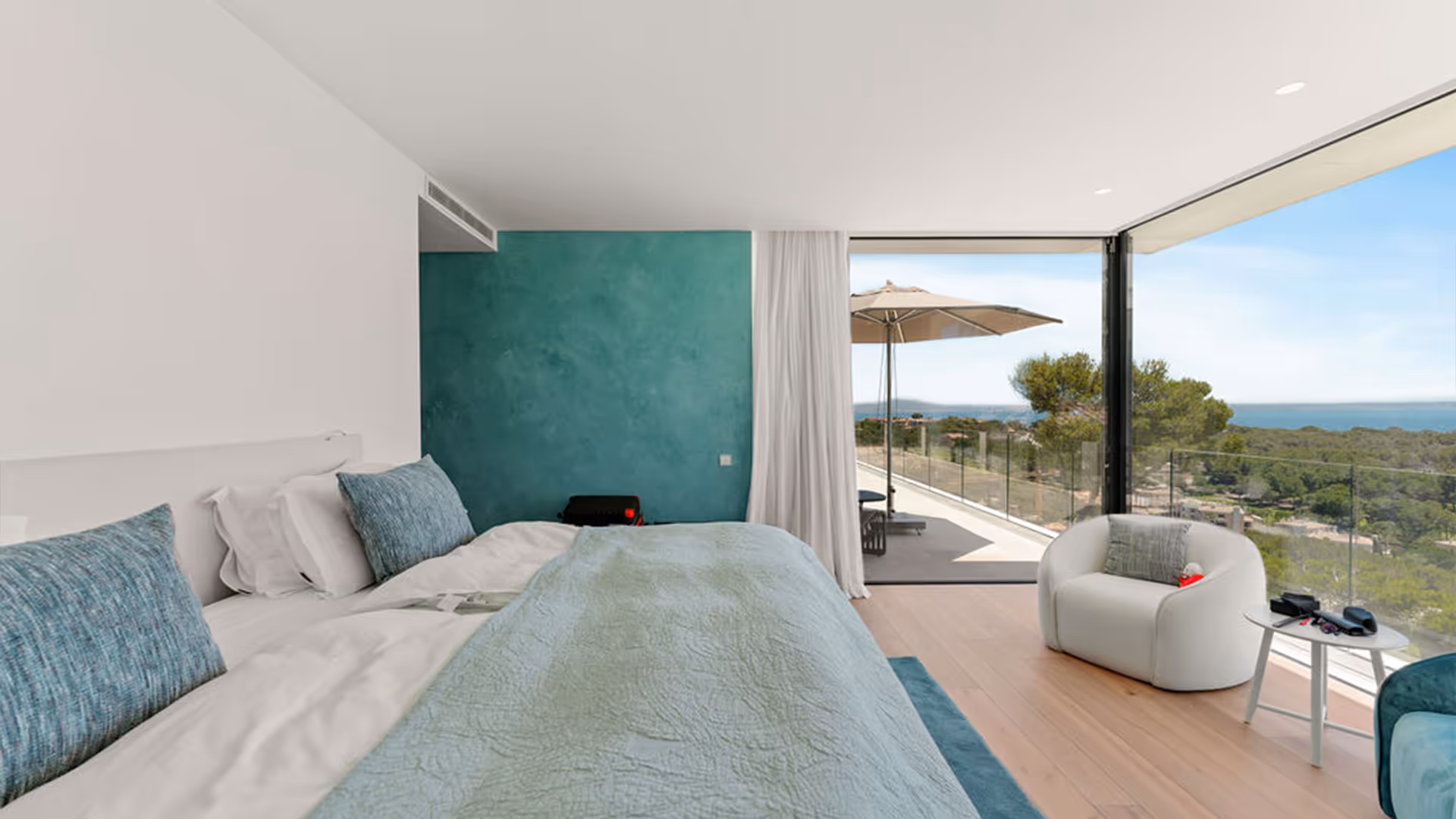 Master-Suite mit vielen Bodennahen Fenster.