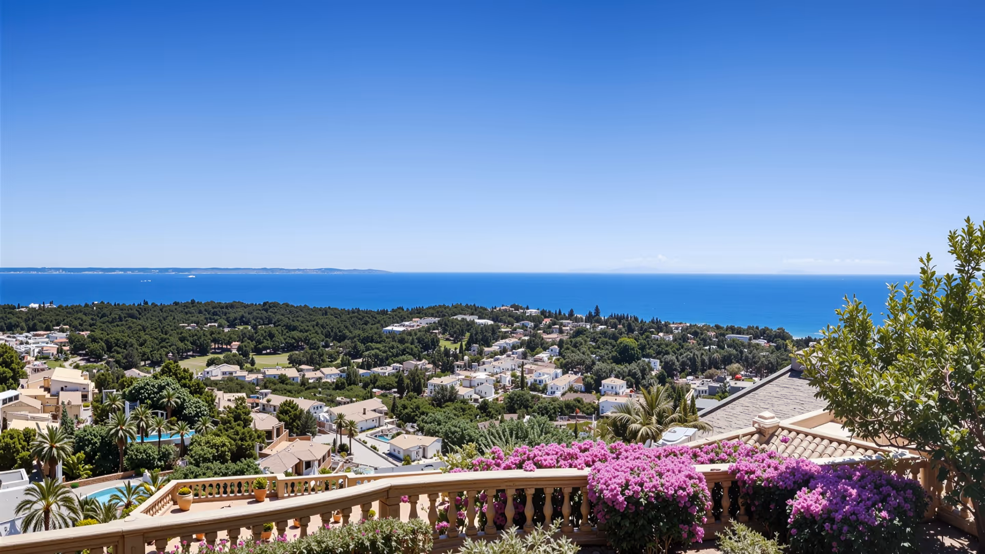 Weiter Blick auf das Meer und die davor unterhalb liegenden Häuser.