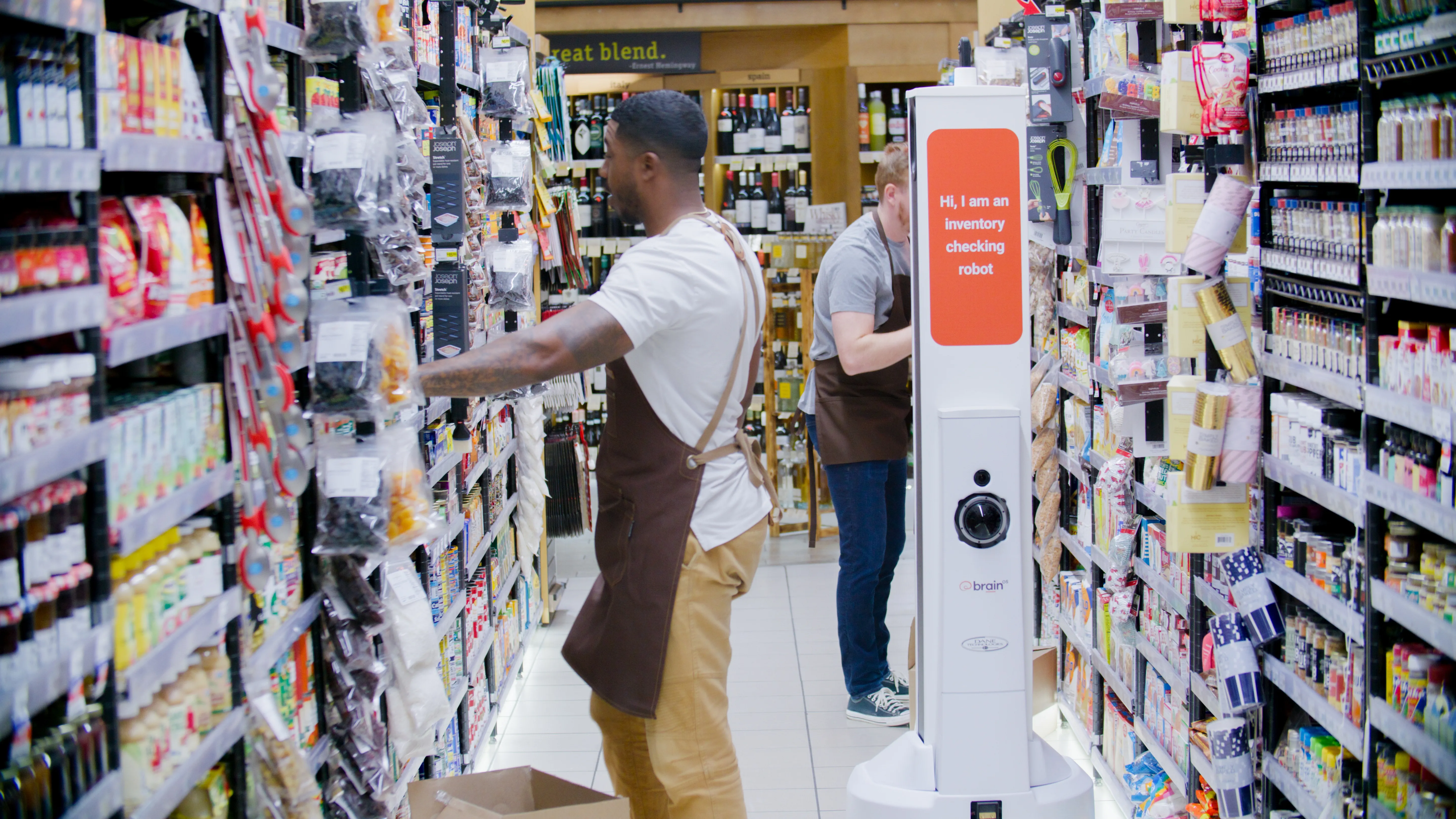 Einzelhandelsangestellte und ein Roboter, der den Warenbestand in einem Ladengang überprüft