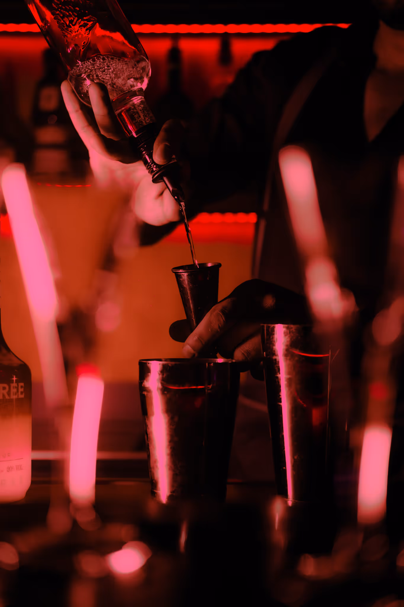 Close-up van een cocktailglas met schuimlaag op een bar