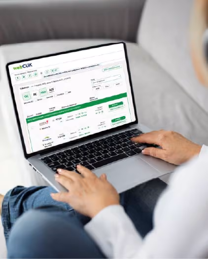 Osoba korzystająca z laptopa, pokazująca interfejs oprogramowania webCUK.