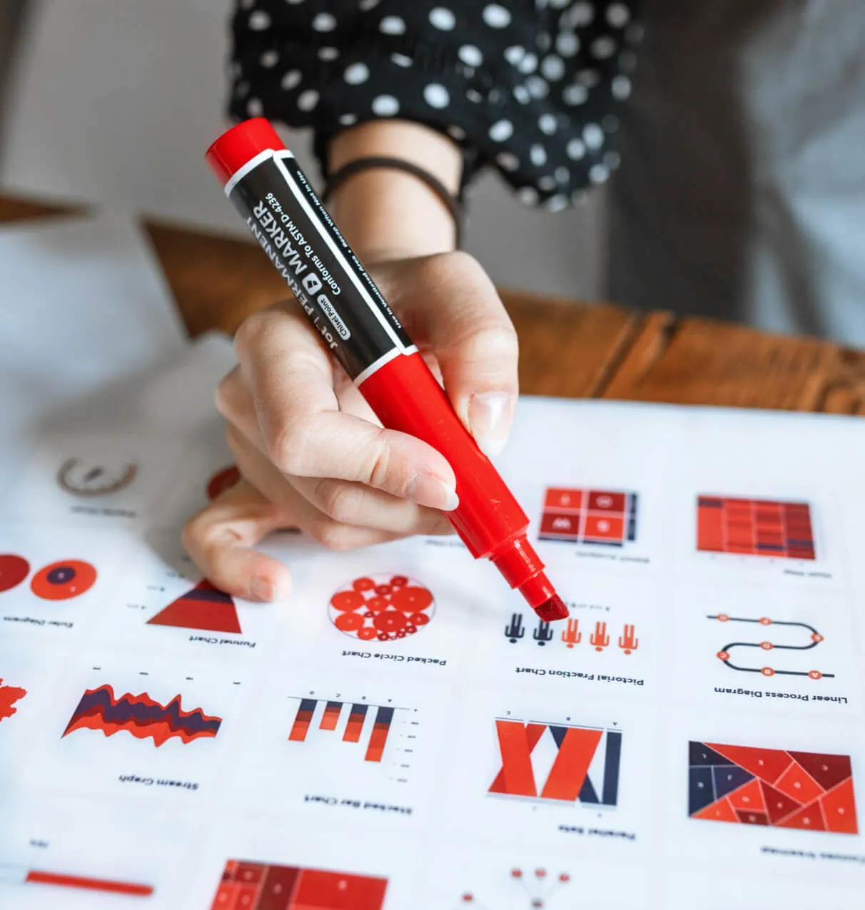 mit roten Stift Mitarbeiter kreative bild pixel56