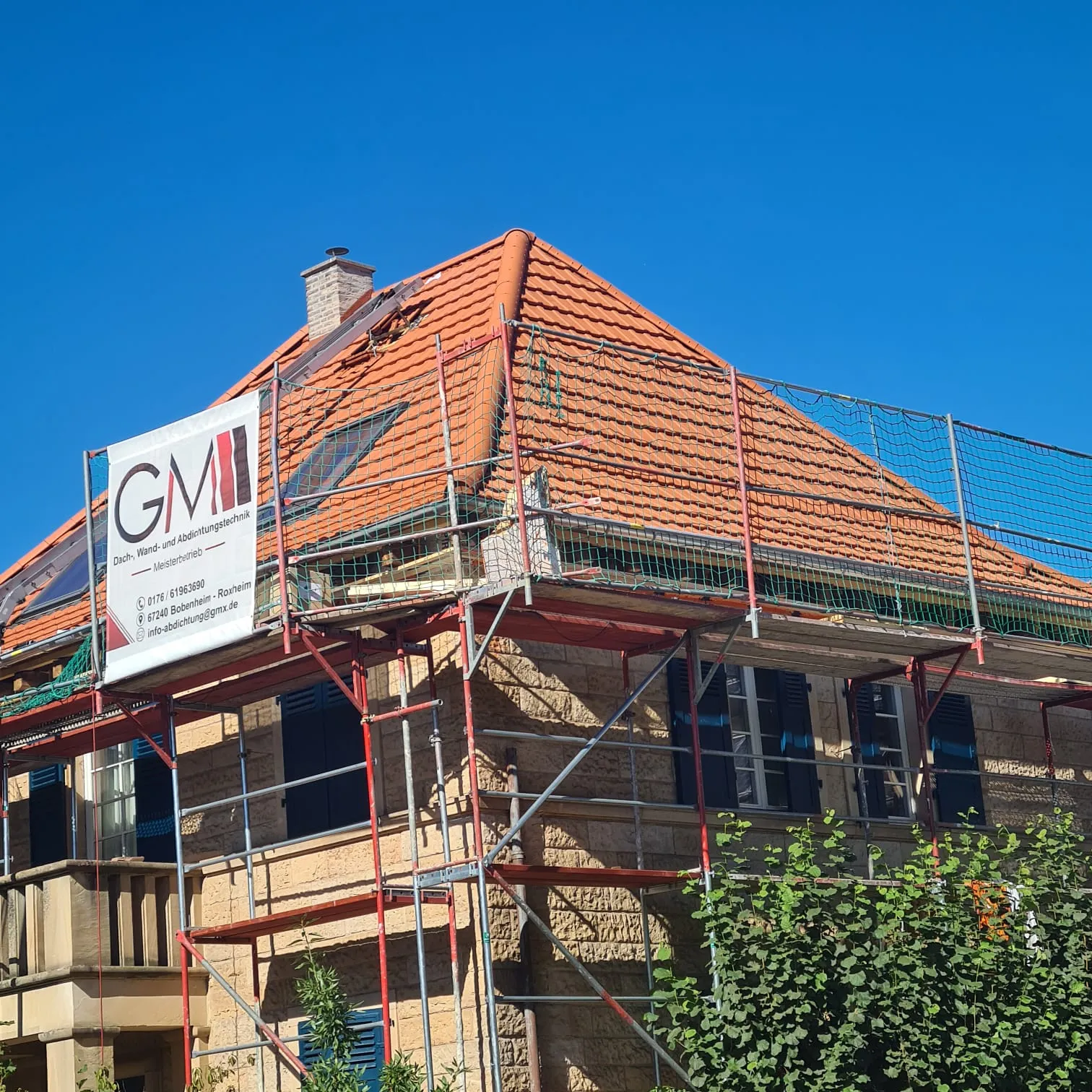 Foto von Nalan Çolak auf Pixel56, repräsentiert eine erfolgreiche Kundenbeziehung und individuell zugeschnittene Marketingstrategien für die Çolak GmbH