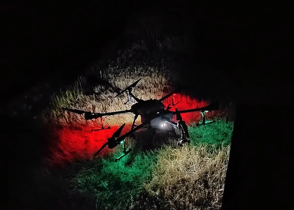 Pozičné osvetlenie dronu pri nočnej aplikácií