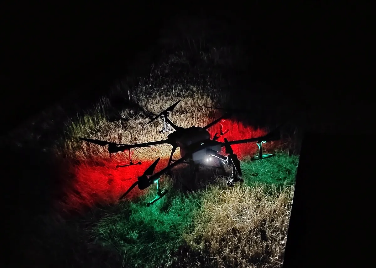 Pozičné osvetlenie dronu pri nočnej aplikácií