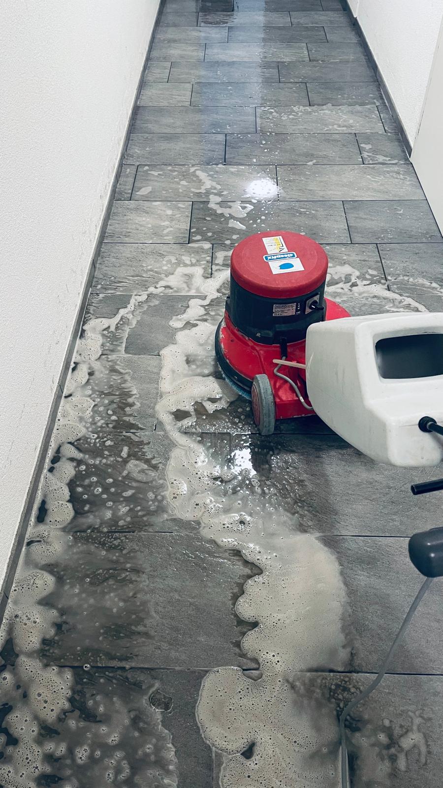 Grundreinigung von keramischen Bodenplatten