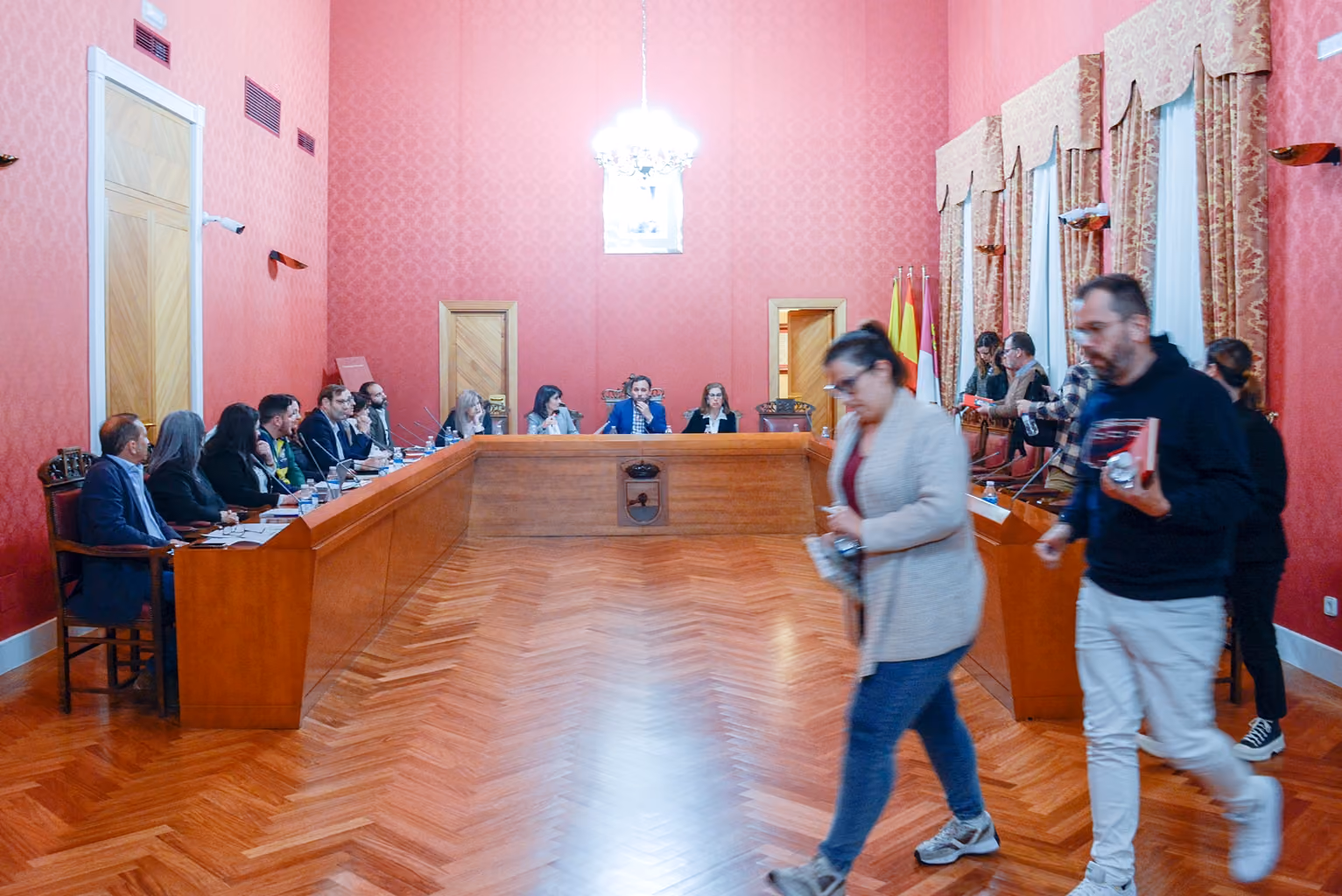 El grupo socialista abandona el pleno renunciando a debatir una moción de apoyo a los agricultores y ganaderos y otra contra la ocupación ilegal