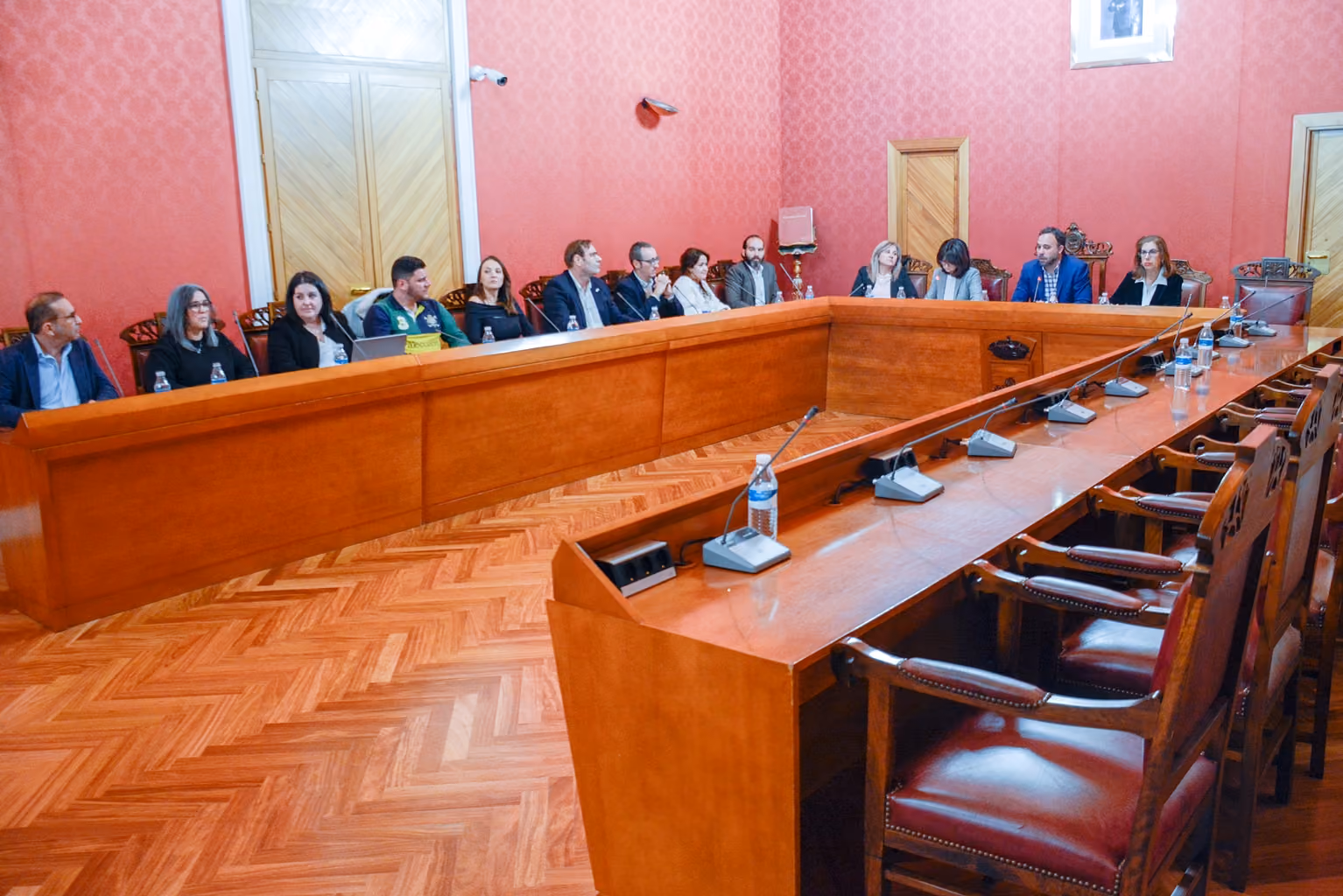 El grupo socialista abandona el pleno renunciando a debatir una moción de apoyo a los agricultores y ganaderos y otra contra la ocupación ilegal