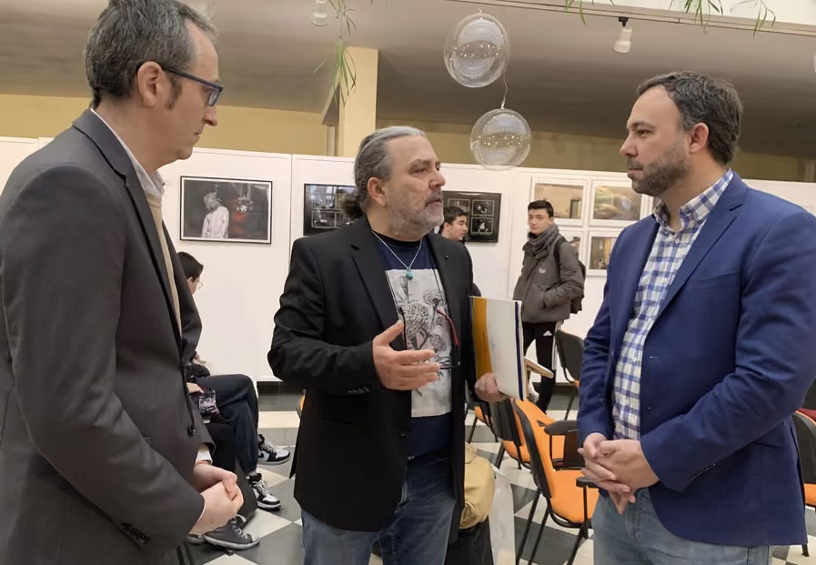 El alcalde destaca en la Escuela de Arte y Superior de Diseño la importancia de fomentar la “conexión entre alumnos y empresas” para posibilitar relaciones laborales